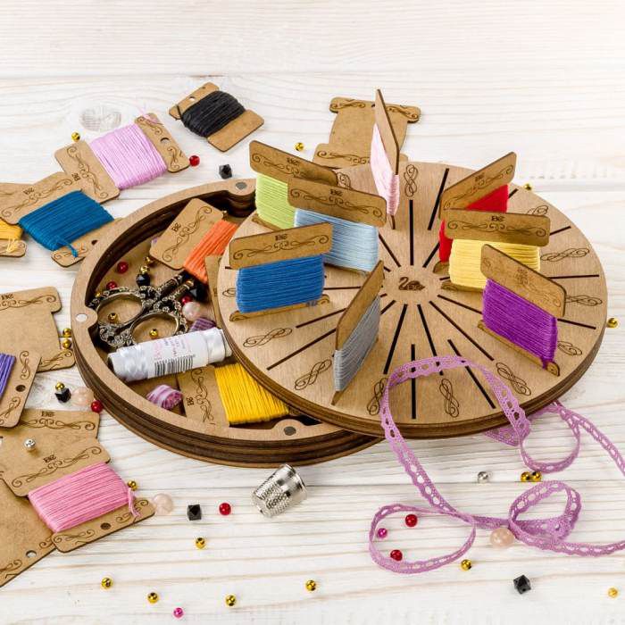 Шкатулка для рукоделия + 32 бобинки FLZB(N)-057, 19*19*3.2см Волшебная страна